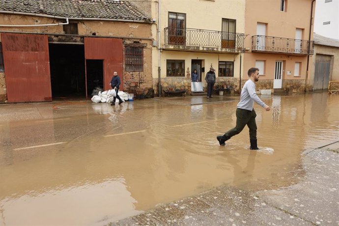 Calles inundadas por el desbordamiento del río Duero, a 15 de febrero de 2026, en San Esteban de Gormaz, Soria, Castilla León (España).