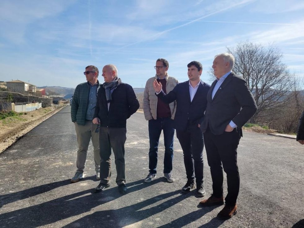 El consejero Octavio López ha supervisado las obras junto al alcalde de Sástago, Jorge Casanova; el director generral de Carreteras e Infraestructuras, Miguel Ángel Arminio, y responsables de la empresa concesionaria.
