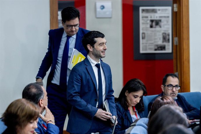 El ministro de Consumo y Agenda 2030, Pablo Bustinduy, y el ministro para la Transformación Digital, Óscar López, durante una rueda de prensa tras el Consejo de Ministros, a 24 de febrero de 2026, en Madrid (España). 