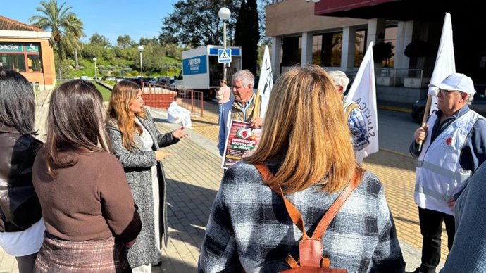 La parlamentaria socialista, Verónica Pérez, durante una manifestación con las Mareas Blancas del Aljarafe frente al Hospital de Bormujos (Sevilla)