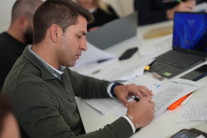 El alcalde de Casares, Juan Luis Villalón, durante una reunión con su equipo de Gobierno, en la que han estimado inicialmente que los daños ocasionados por el tren de borrascas en infraestructuras públicas se valoran en dos millones de euros.