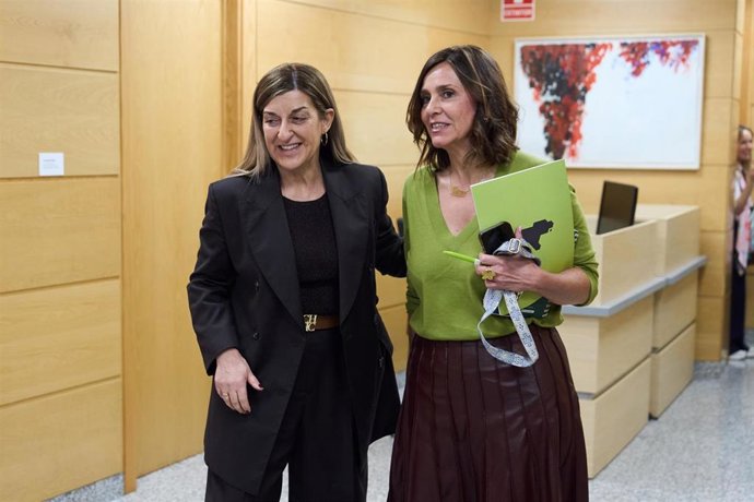 La presidenta de Cantabria, María José Sáenz de Buruaga (i), y la candidata del PRC, Paula Fernández (d), en la renunión de este martes