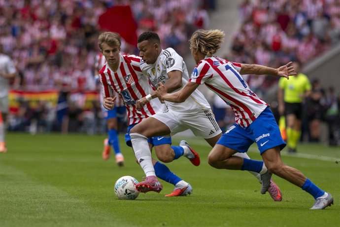 Archivo - El jugador del Real Madrid Kylian Mbappé junto a Marcos Llorente y Pablo Barrios (Atlético de Madrid) en el derbi de Liga en el Riyadh Air Metropolitano.