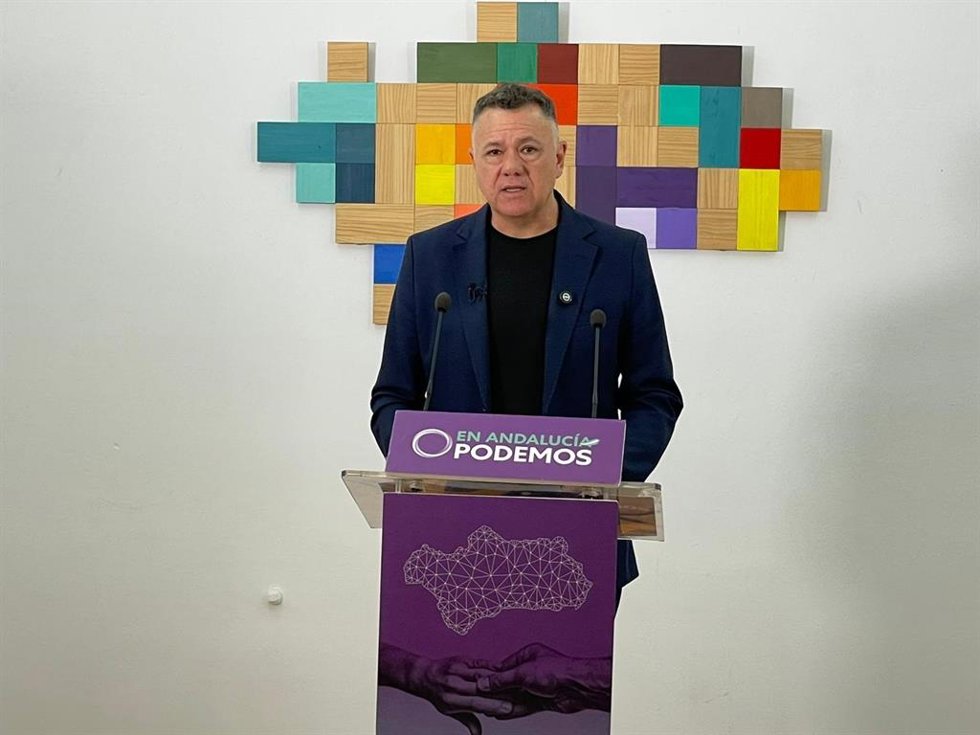 El candidato de Podemos a la presidencia de la Junta de Andalucía, Juan Antonio Delgado, en rueda de prensa.