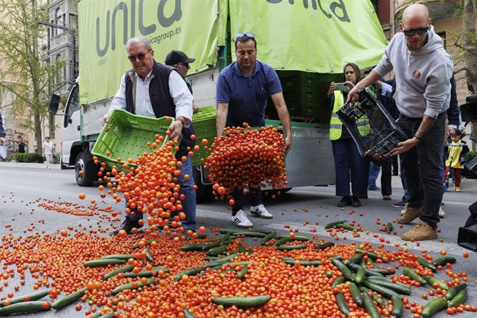 Archivo - Agricultores tiran tomates durante una tractorada en demanda de medidas para la viabilidad de las explotaciones agrarias y ganaderas, en foto de archivo.