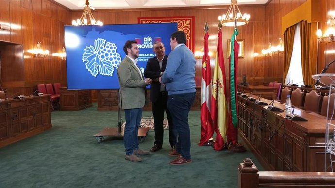 El presidente de la Diputación de Zamora, Javier Faúndez; el vicepresidente primero de la institución, Víctor López; y el alcalde de Moraleja del Vino, Roberto Álvarez, durante la presentación del evento.