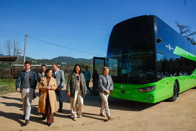 La presidenta del Cabildo de Tenerife, Rosa Dávila, acompañada por el director comercial de Ayats, Ferrán Stoka, y la consejera de Movilidad del Cabildo de Tenerife, Eulalia García, durante una visita al taller de Ayats, a 24 de febrero de 2026, en 
