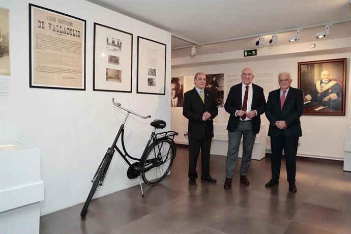 El alcalde de Valladolid, Jesús Julio Carnero, en el centro acompañado por el presidente de Tertulia en Barbecho, Enrique Espinel, (i) y el director de Monografías Culturales, Fernando Davara.