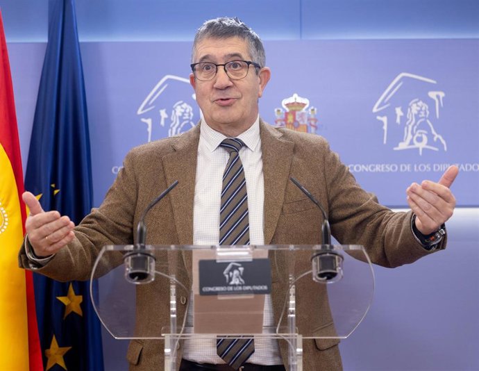 El portavoz del PSOE en el Congreso, Patxi López, durante una rueda de prensa en el Congreso 