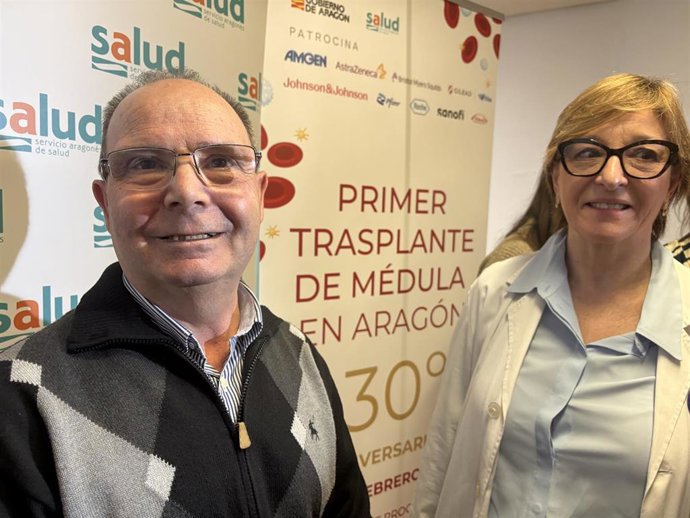 La doctora Pilar Delgado, jefa de Hematología del Hospital Miguel Servet de Zaragoza, y el zaragozano Pedro Compés, primer trasplantado de médula en Aragón.