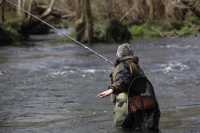 Archivo - Un pescador