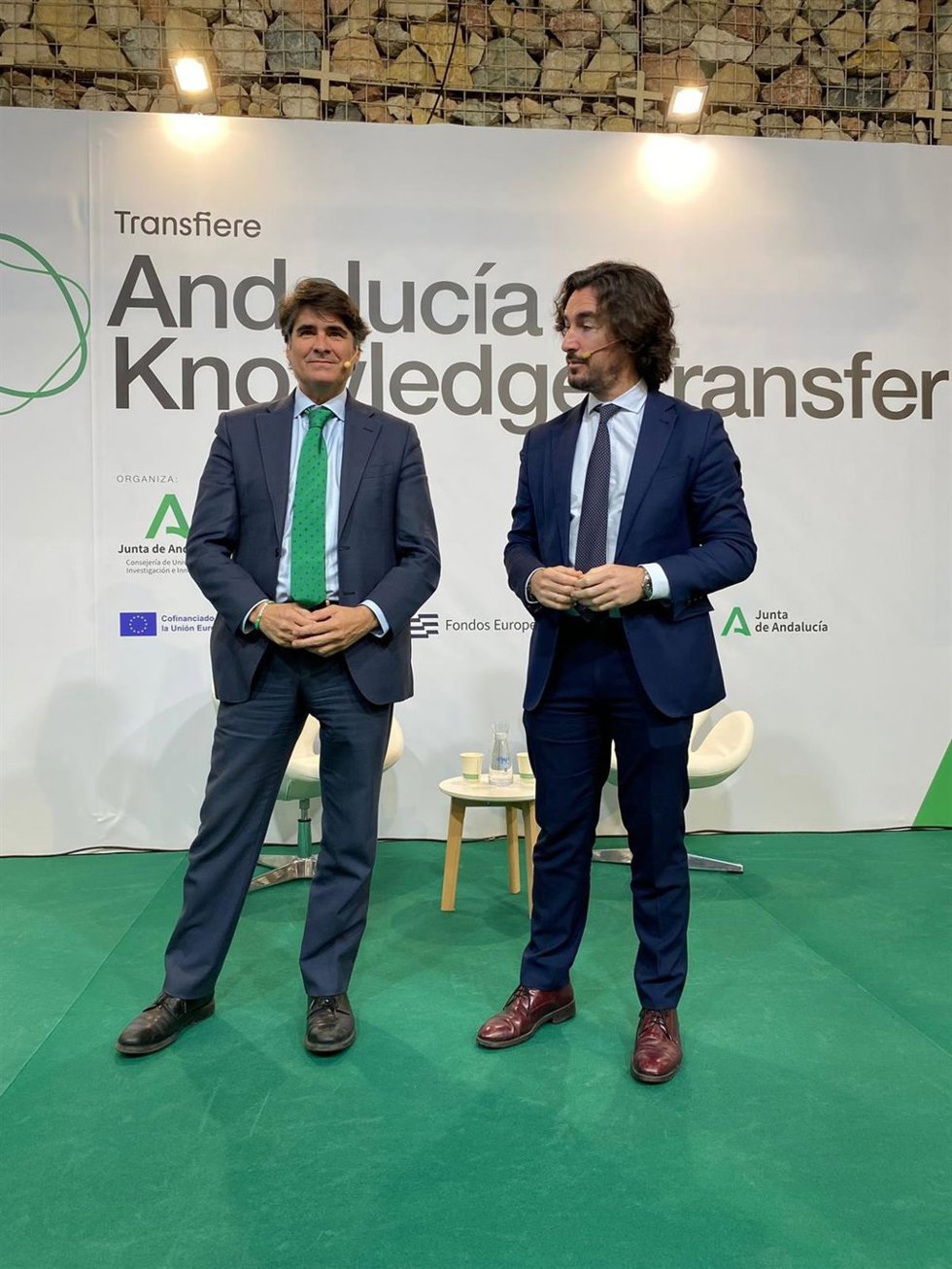 El director general de Fomento del Emprendimiento y la Formación Continua, Javier González, en el estand de la Junta de Andalucía en Transfiere