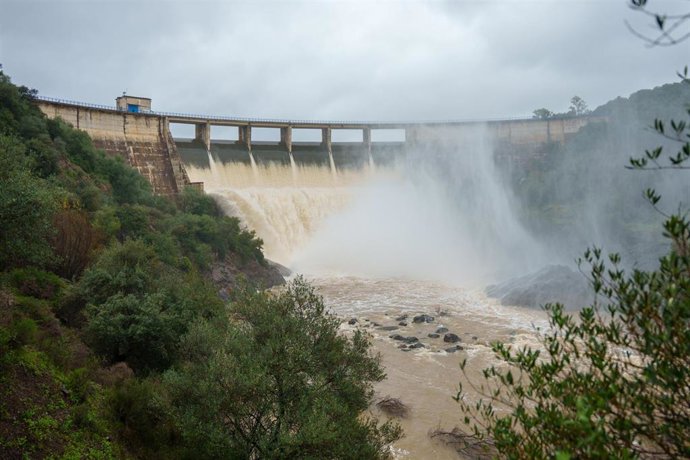 Imagen de archivo de la presa del Gergal dentro del término municipal de Guillena (Sevilla) aliviando agua.
