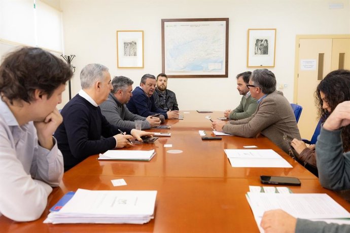 Reunión del portavoz parlamentario de Vox en Andalucía, Manuel Gavira, con cooperativistas en Lebrija (Sevilla).