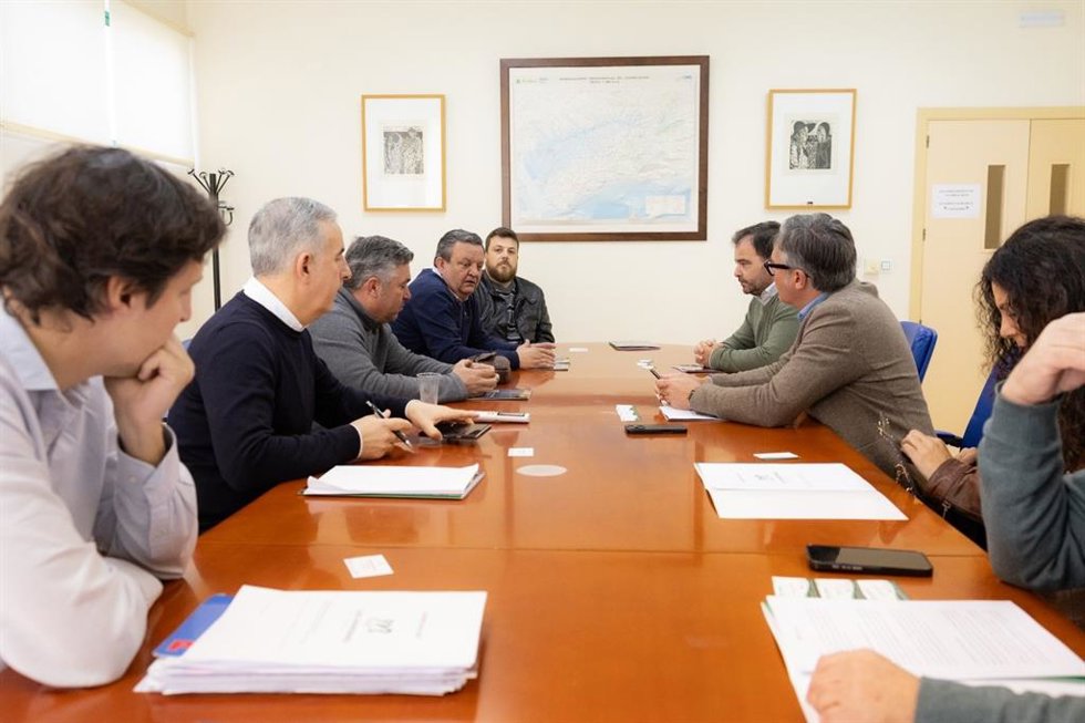 Reunión del portavoz parlamentario de Vox en Andalucía, Manuel Gavira, con cooperativistas en Lebrija (Sevilla).