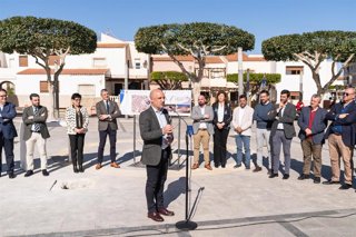 El presidente de la Diputación de Almería, José Antonio García Alcaina, durante la colocación de la primera piedra de la remodelación de la Plaza de Andalucía.