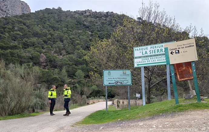 Javier Padorno y Julio Millán en el acceso a la Cañada de las Hazadillas.
