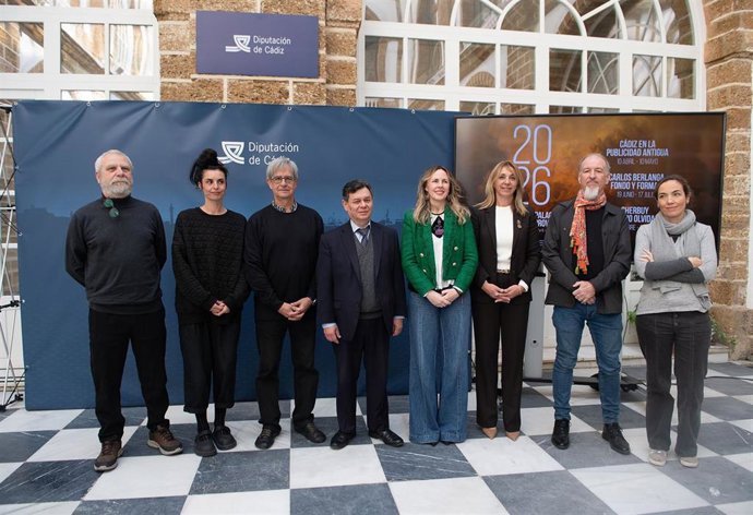 La responsable de Cultura de la Diputación de Cádiz, Vanesa Beltrán, junto al cónsul de la República Argentina en Cádiz, Sergio Servin, y artistas que expondrán este año en Sala Rivadavia y el Palacio Provincial