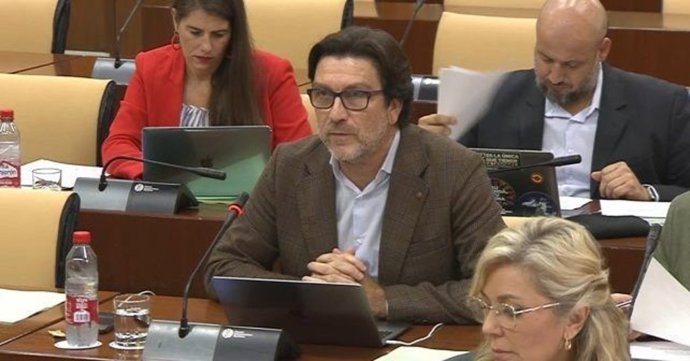 El parlamentario socialista onubense Enrique Gaviño en la Cámara autonómica.