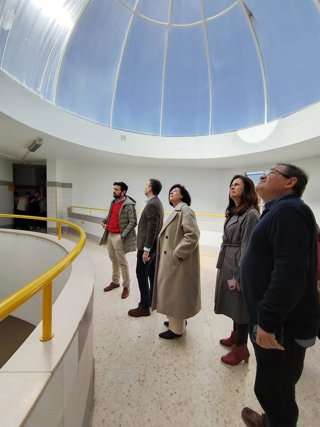 El delegado de Desarrollo Educativo y Formación Profesional en Huelva, Carlos Soriano, en su visita al IES Pablo Neruda.