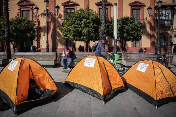 Imagen de la acampada sindical en Puerta Jerez, en Sevilla, contra la externalización del servicio de limpieza de los colegios de la ciudad.