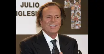 Julio Iglesias demanda a Yolanda Díaz por acusarle de "abusos sexuales" y "esclavitud" contra sus trabajadoras