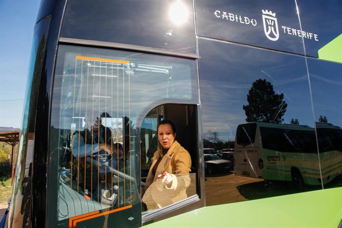 La presidenta del Cabildo de Tenerife, Rosa Dávila, en una de las guaguas de doble piso que entrarán en servicio en la isla