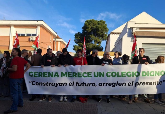 Archivo - Protesta para exigir un nuevo colegio ante los graves desperfectos del CEIP Fernando Feliú de Gerena que denuncia el sindicato, en foto de archivo.