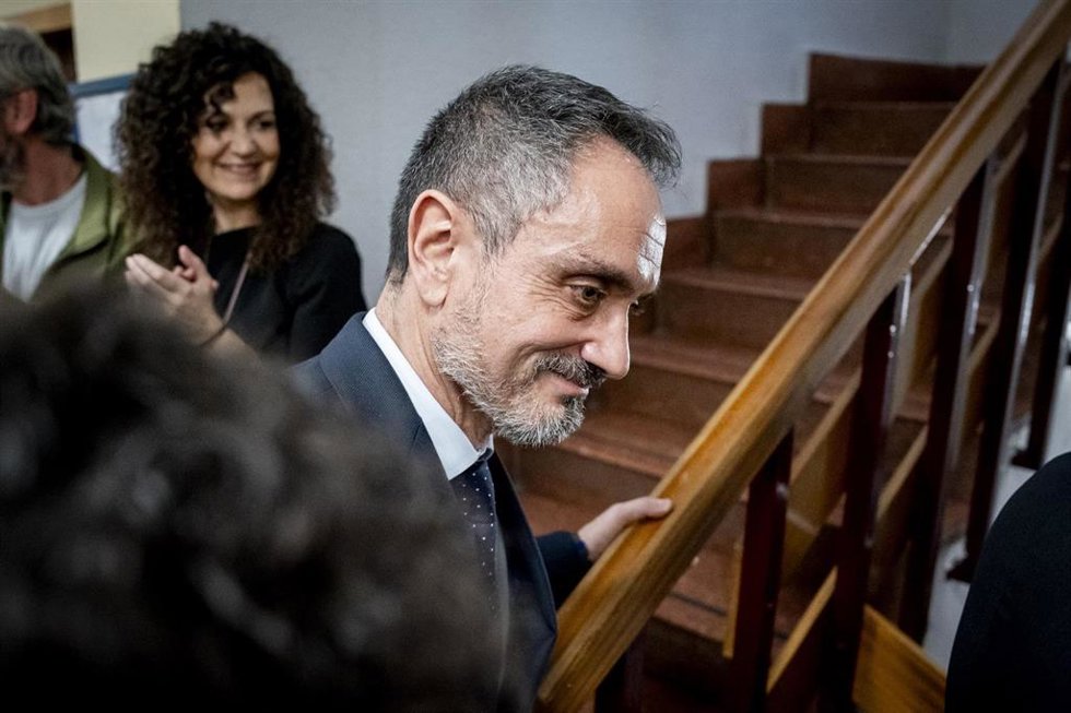 El alcalde de Móstoles, Manuel Bautista, durante un pleno extraordinario en el Ayuntamiento de Móstoles, a 24 de febrero de 2026, en Móstoles, Madrid (España). El Ayuntamiento de Móstoles celebra un Pleno extraordinario forzado por la oposición (PSOE, M
