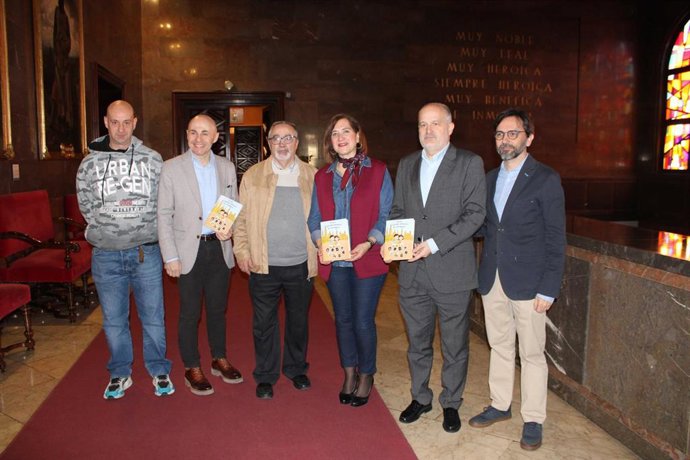 Presentación de la nueva Guía Cofrade Infantil acerca las tradiciones de la Semana Santa con ilustraciones hechas con IA