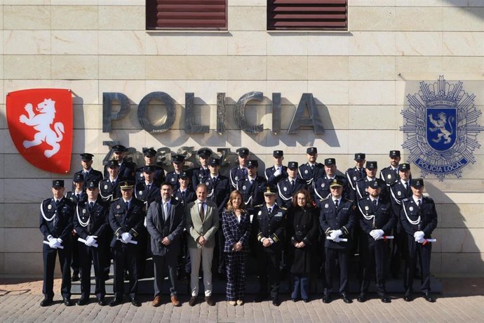 La alcaldesa Natalia Chueca entrega los ascensos de 19 agentes de la Policía Local de Zaragoza y el ingreso de 7 nuevos procedentes de otras policías locales