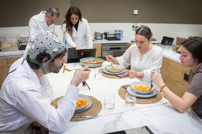 Archivo - El 98 por ciento de las personas utilizan las nuevas tecnologías mientras comen.