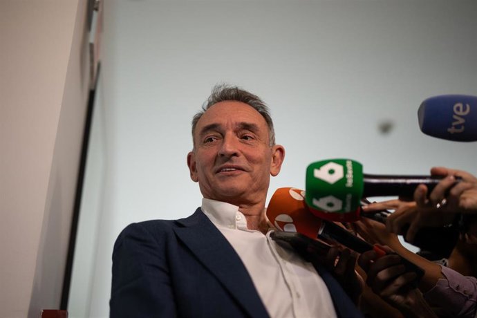 Archivo - El diputado de Sumar Enrique Fernando Santiago a su llegada a la reunión del grupo Parlamentario Plurinacional Sumar en el Congreso de los Diputados, en el Escritorio del Congreso de los Diputados, a 28 de octubre de 2024, en Madrid (España).