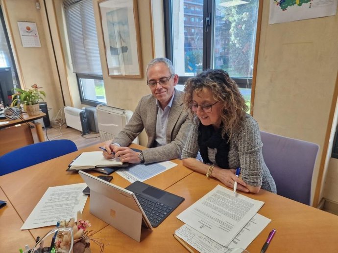 La consejera de Educación, Eva Ledo, y el alcalde de Castrillón, Eloy Alonso.