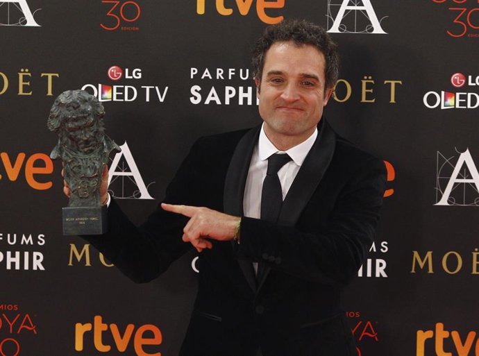 Archivo - Daniel Guzmán, mejor director novel por su película A Cambio de Nada en los Goya 2016.