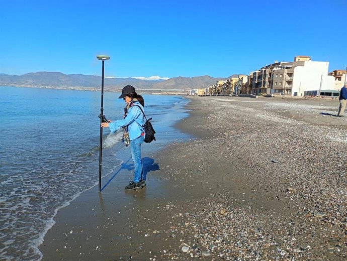 Técnica realiza mediciones topográficas en la orilla de la playa de Balerma, en El Ejido (Almería), tras los últimos temporales.