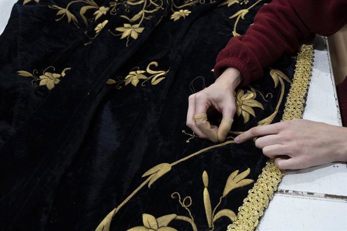 Bordado en oro sobre terciopelo negro, el manto, de donación Real, pertenece a la Ilustre Hermandad de la Santa Misericordia.