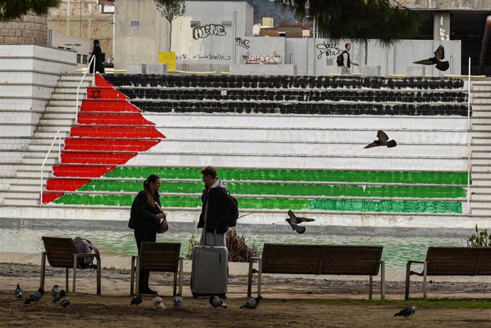 Un mural apoyando la causa Palestina pintado en unas escaleras, a 13 de febrero de 2026, en Barcelona, Catalunya (España). En Barcelona se han multiplicado los murales y piezas de arte urbano en apoyo a Palestina, repartidos por varios barrios y con fuert