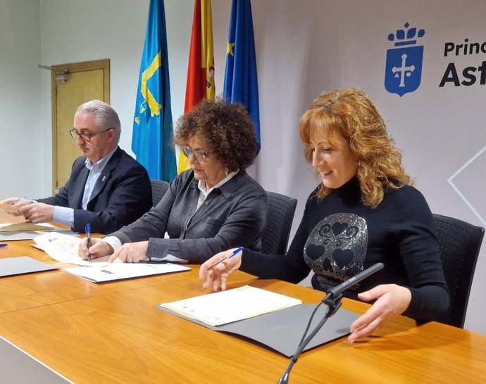 El alcalde de Carreño, Ángel García Vega; la consejera de Derechos Sociales, Marta del Arco, y la teniente de alcalde de Villaviciosa y concejala de Servicios Sociales, Lorena Villar.