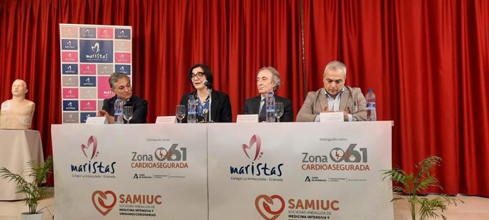 Los delegados territoriales de Desarrollo Educativo y de Sanidad de la Junta en Granada, María José Martín y Indalecio Sánchez-Montesinos, en el centro en la imagen en el colegio Maristas