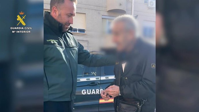La Guardia Civil devuelve a un vecino de Torrevieja la cadena de oro que le robó una mujer a plena luz del día