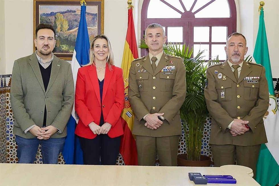 Equipo municipal con la Delegación de Patrimonio y Turismo y el Ministerio de Defensa durante la cesión temporal de parcelas en la zona arqueológica 'Gandul-Las Canteras'