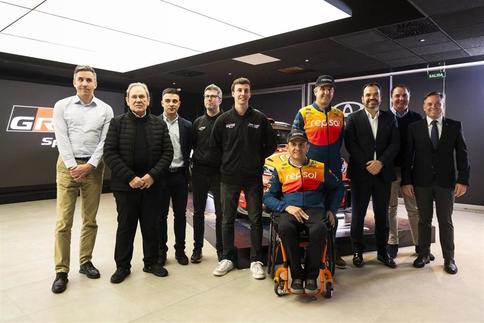 Sergio García (Patrocinios Repsol), Teo Martín (CEO Motor&Sport Institute), Daniel Losada (Campeón GR Cup 2025), Manuel Aviñó (Presidente RFEDA), Francisco Berrocal (CEO de Toyota España), Alejandro Cachón y Borja Rozada (TGR), Isidre Esteve y Villalobo