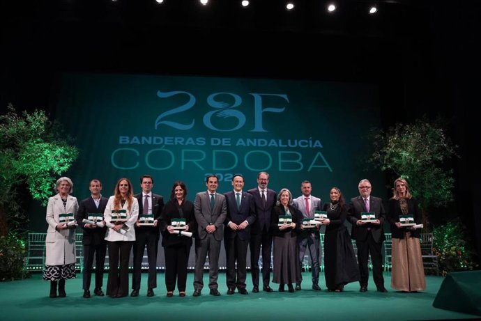 Villamandos (centro), entre Nieto y Molina, junto a las personas y representantes de instituciones, entidades y empresas reconocidas con las Banderas de Andalucía 2026 en la provincia cordobesa, con motivo del 28F.