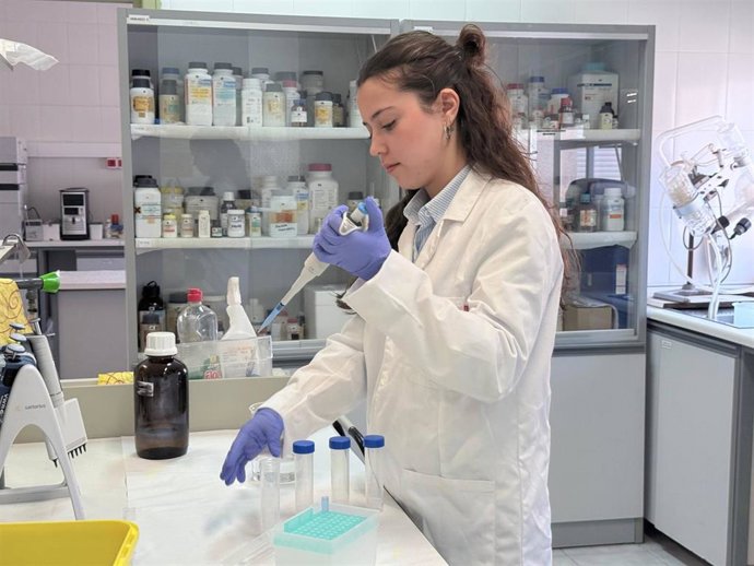 La investigadora Elsa Rodríguez analiza los residuos en aguas de las EDAR de la provincia de Cáceres