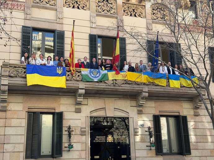 El delegat del Govern, Carlos Prieto; representants consulars d'Ucraïna, i membres de la comunitat ucraïnesa