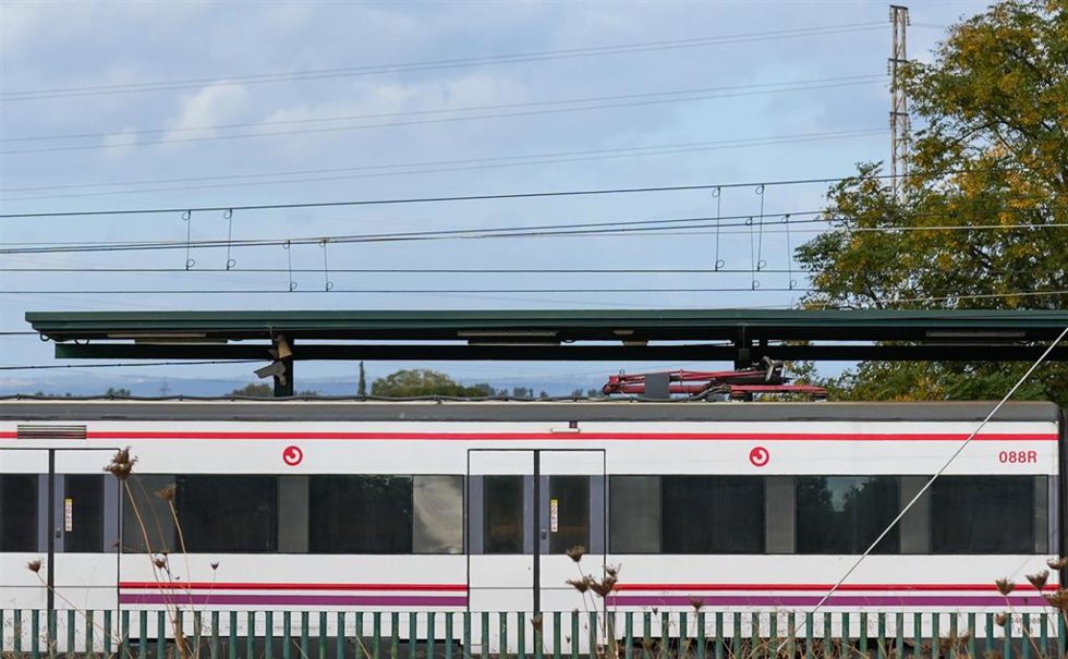 Archivo - Imagen de archivo de un tren de cercanías por Sevilla