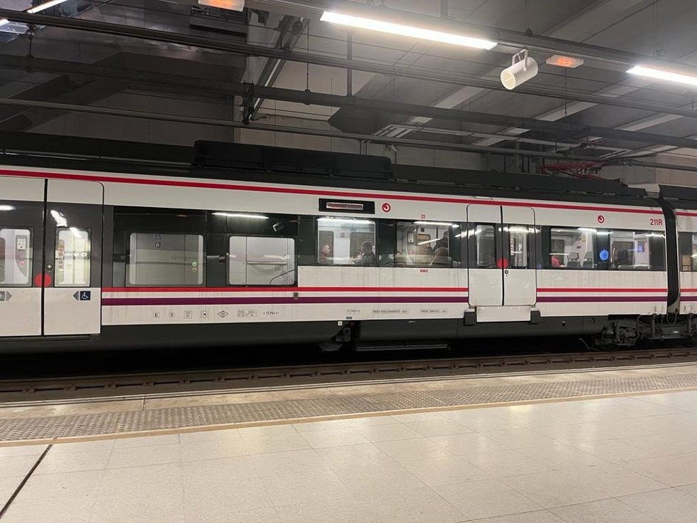 Archivo - Imagen de archivo de vagones del tren de Cercanías Málaga de la línea C-1 en la parada del Aeropuerto Málaga-Costa del Sol.