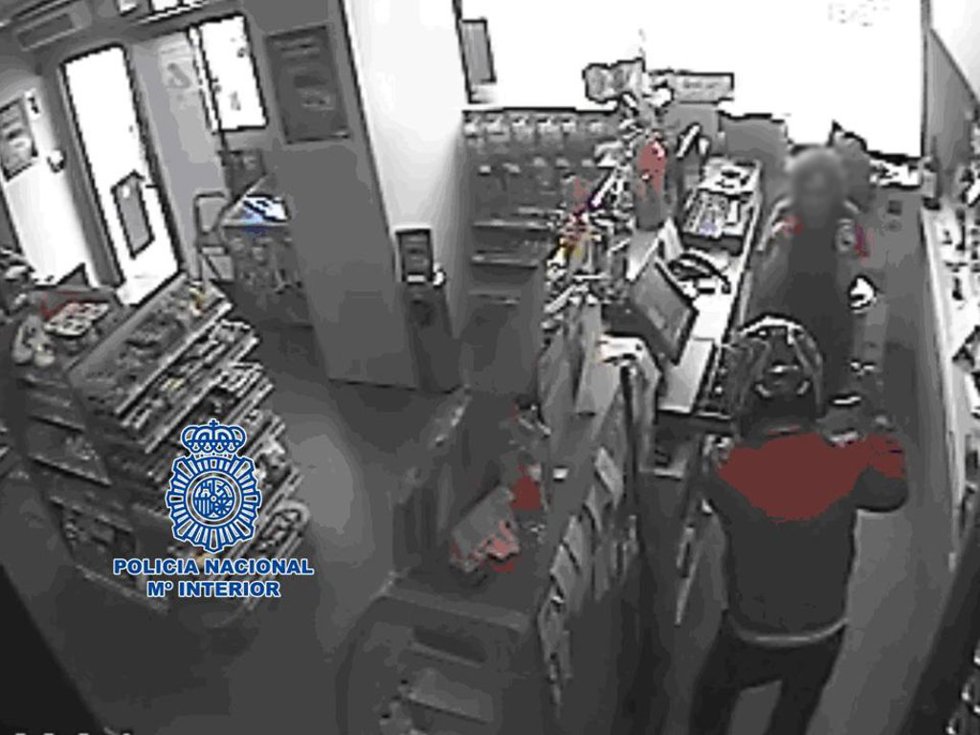 Archivo - Imagen de archivo de un robo en una gasolinera.