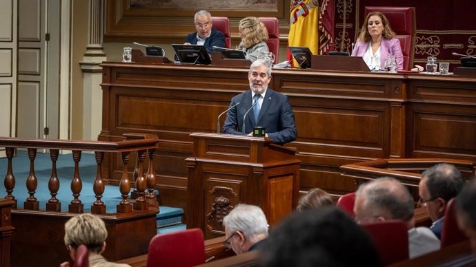 El presidente de Canarias, Fernando Clavijo, en el debate sobre el 'Decreto Canarias' en el Parlamento